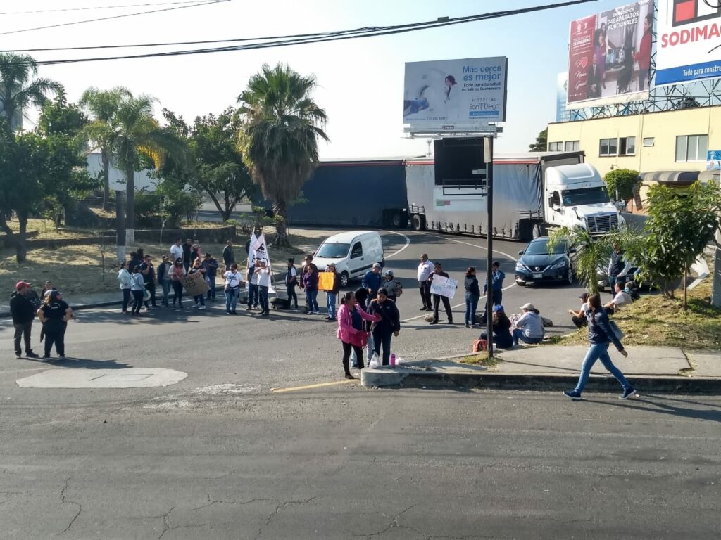 Caos En Cuernavaca Por Bloqueo De Trabajadores Administrativos De La