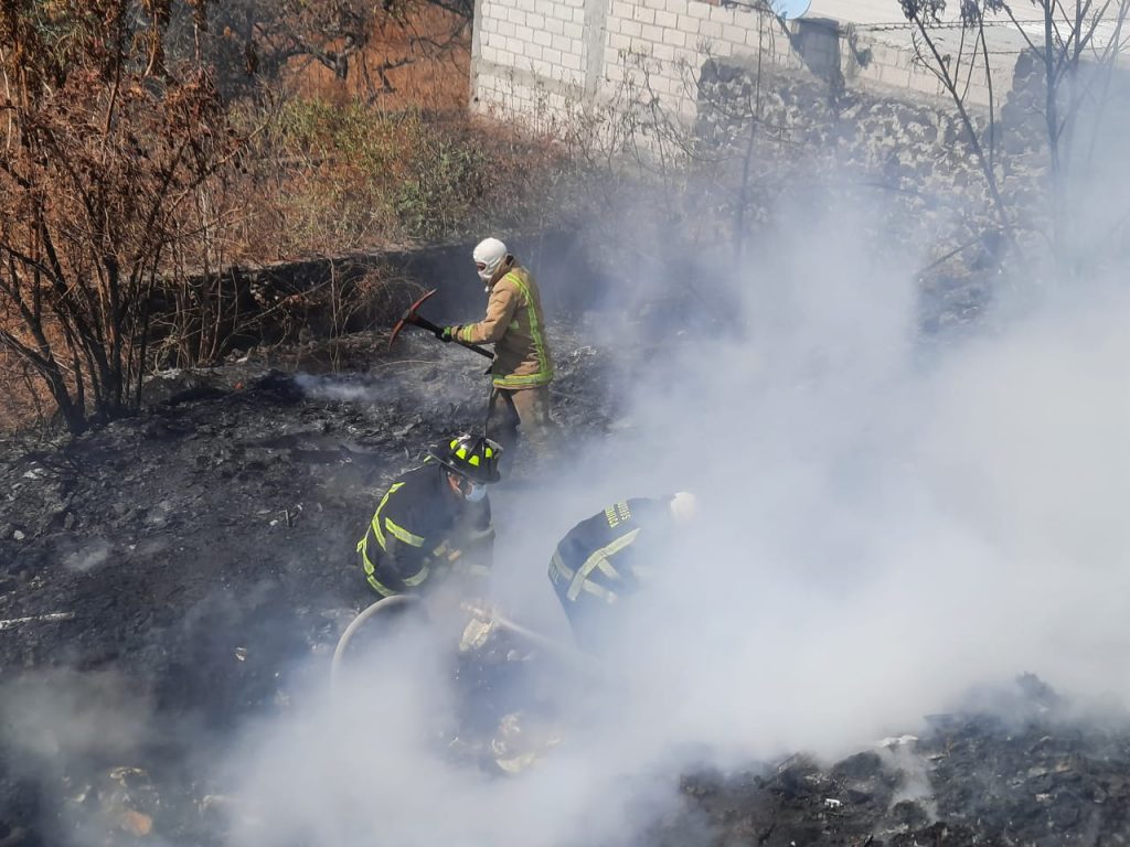 Bomberos Cuernavaca sofocan cuatro incendios en terrenos baldíos en