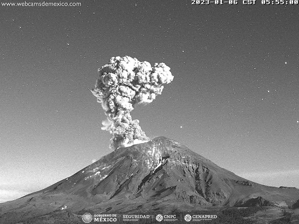 El volcán Popocatépetl emite 120 exhalaciones acompañadas de vapor de