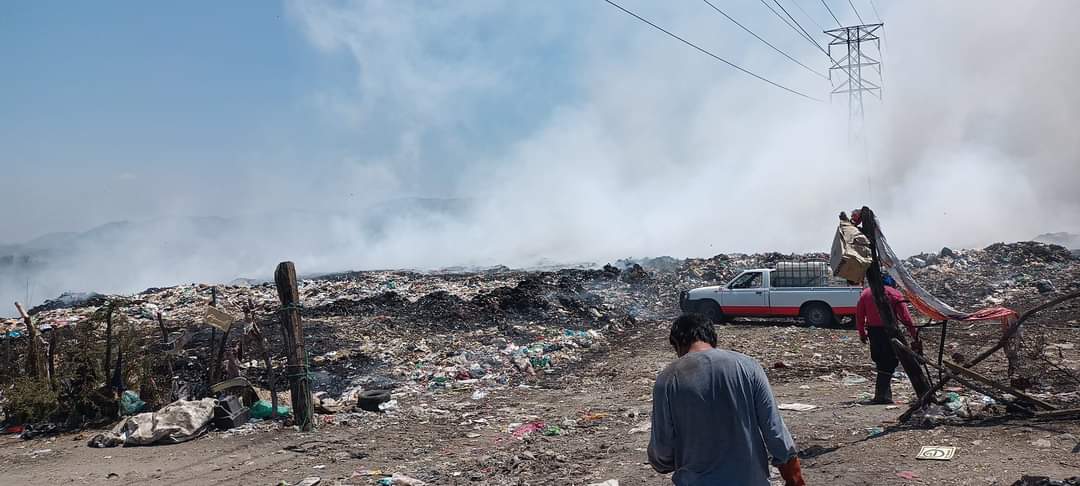 Continúan los trabajos para controlar el incendio en el tiradero a