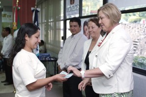 DIF-ENTREGA DE RECONOCIMIENTOS A EMPRENDEDORES SOCIALES Y BECAS A MADRES SOLTERAS20130911_0701