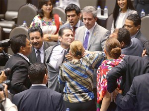 diputadosmanotazos10913133_3