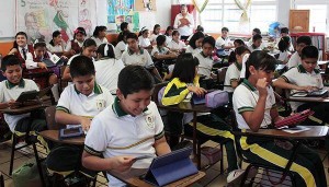 Inicia entrega de tabletas electrónicas a estudiantes de primaria