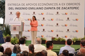 Entrega de apoyos económicos a ex obreros ingenio de Zacatepec0123