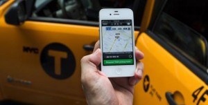 TAXISTAS PROTESTAN POR APPS; CAUSAN CAOS VIAL EN EUROPA