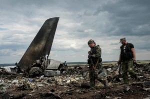 Derriban avión militar con 20 tripulantes en Ucrania