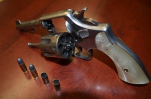 Revolver, de la marca Smith Wesson, plateada con cachas de color blanco, calibre 32 