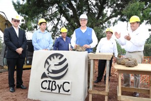 COLOCAN LA PRIMERA PIEDRA DEL NUEVO EDIFICIO DEL CIBYC (1)