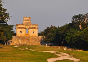 El INAH aplicará el Operativo Equinoccio de Primavera 2015 en las zonas arqueológicas del país. En Dzibilchaltún, Yucatán, se realizará el 21 de marzo, de las 4:00 a las 16:00 horas. Foto Héctor Montaño, INAH.