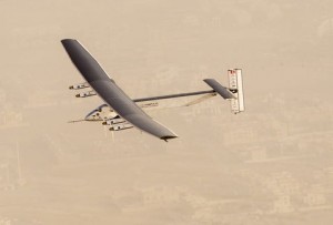 Despega avión solar; dará vuelta al mundo