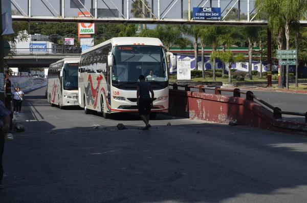 Bloqueo de habitantes de Patios de la Estación por falta de agua en Av. Plan  de Ayala desquicia la ciudad – Zona Centro Noticias