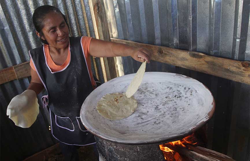 Tortilla hecha a mano en comal resurge con fuerza en el gusto del mexicano  