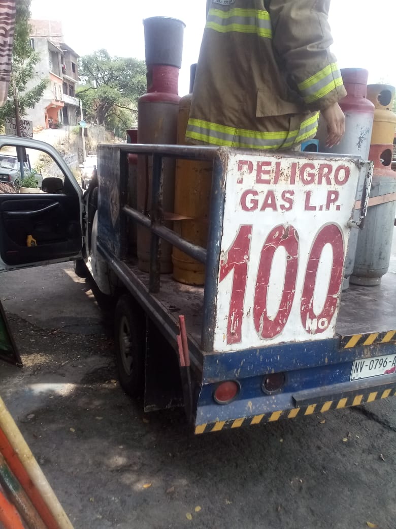 Camioneta repartidora de Gas Modelo presenta fuga por golpe de un cilindro  – Zona Centro Noticias