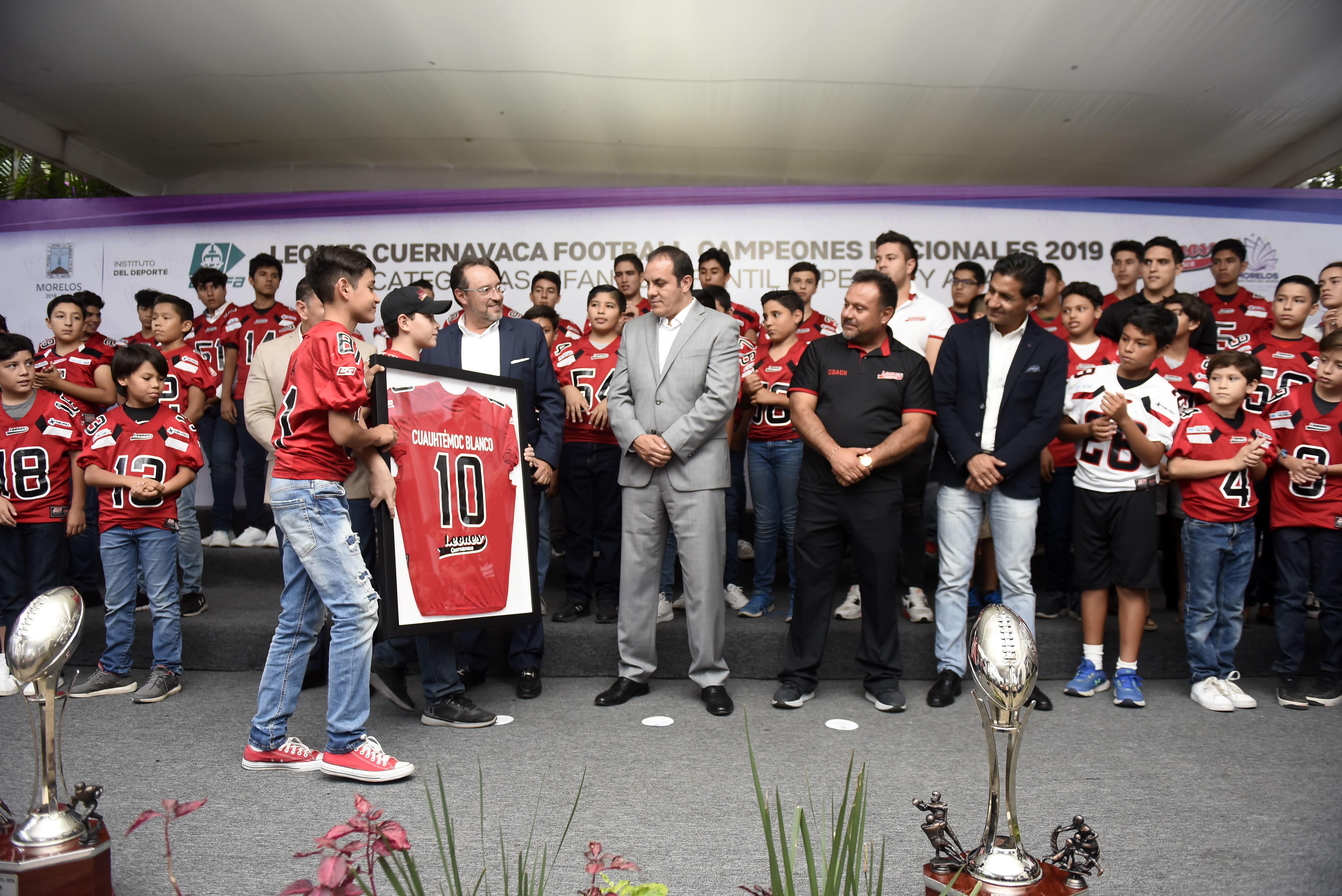Cuauhtémoc Blanco entrega reconocimiento al Club Leones Cuernavaca por  triunfos en la liga de la ONEFA 2019 – Zona Centro Noticias