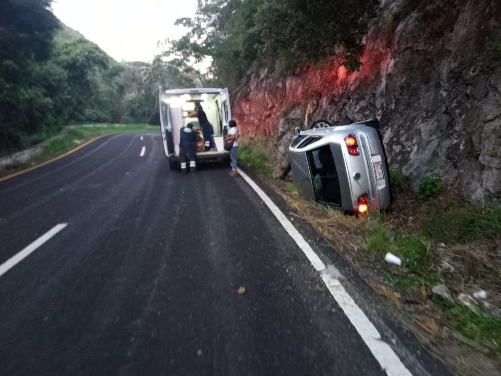 Una persona de la tercera edad, pierde el control de su vehículo y vuelca  sobre el Cañón de lobos en Yautepec – Zona Centro Noticias